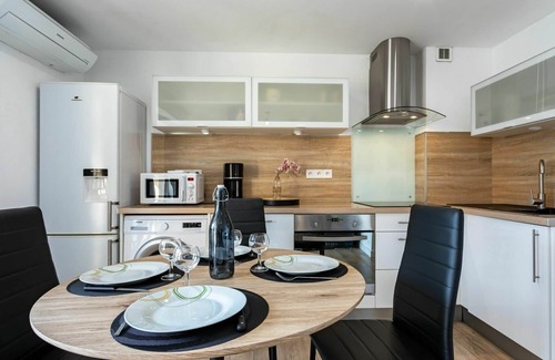 Les Hauts de Canet Apartment | Lovely apartment for 4 guests with WIFI, A/C, pool, TV, terrace and pets allowed