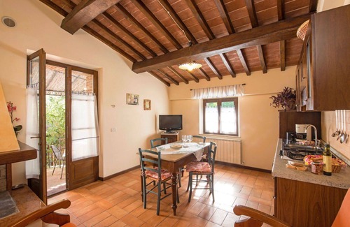 Popoltaio-Schiacciato Villa | Lovely apartment in villa for 4 people with WIFI, A/C, pool, TV and patio