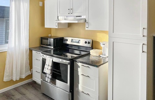 Sudbury Apartment | Lovely Apartment off the Kingsway & close to Resturants , Costco & Gas stations