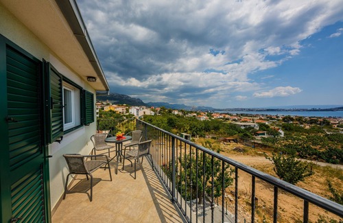 Kastel Gomilica Apartment | Lovely Apartment with Panoramic Sea Views & Swimming Pool