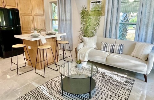 Yacht Club Apartment | Lovely Apartment! 3 min to Beach,Boats,& Sunsets!
