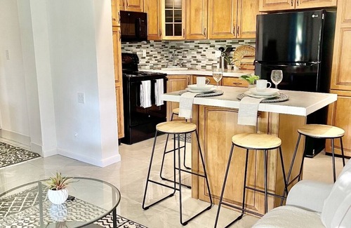 Yacht Club Apartment | Lovely Apartment! 3 min to Beach,Boats,& Sunsets!