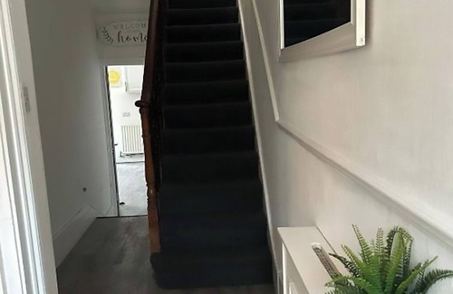 Thornton Apartment | Lovely Apartment Balham with free WiFi F4n