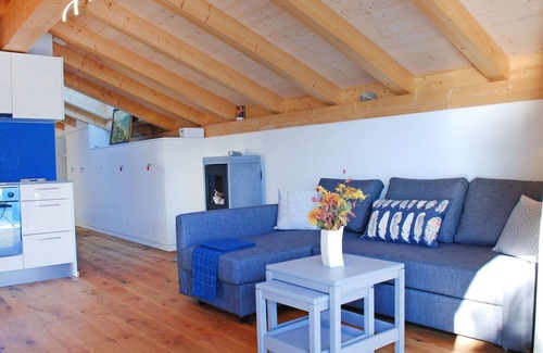 Porto Ronco Apartment | Lovely apartment for 4 people with WIFI, TV, balcony, pets allowed, panoramic view and parking