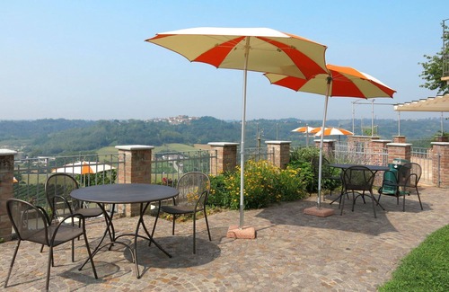 Cossombrato Apartment | Lovely apartment for 4 people with pool, WIFI, TV, patio, pets allowed and parking