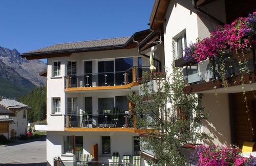 Saas Almagell Apartment | Lovely apartment for 4 people with hot tub, WIFI, TV and balcony