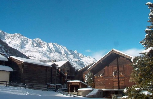 Saas Almagell Apartment | Lovely apartment for 4 people with hot tub, WIFI, TV and balcony