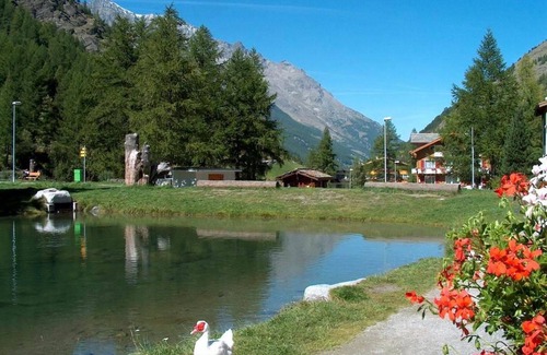 Saas Almagell Apartment | Lovely apartment for 4 people with hot tub, WIFI, TV and balcony