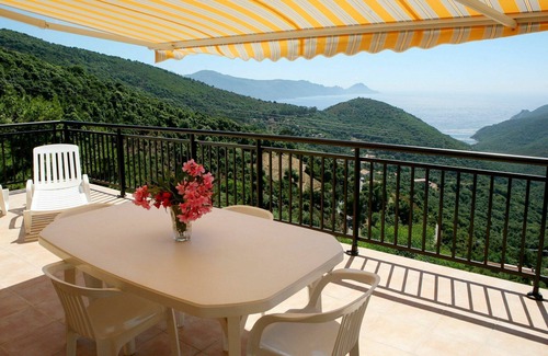 Partinello Apartment | Lovely apartment for 3 people with WIFI, A/C, TV, patio, pets allowed, panoramic view and parking