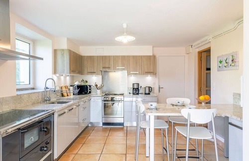 Daoulas Apartment | Lovely apartment for 2 guests with WIFI, TV, pets allowed and parking