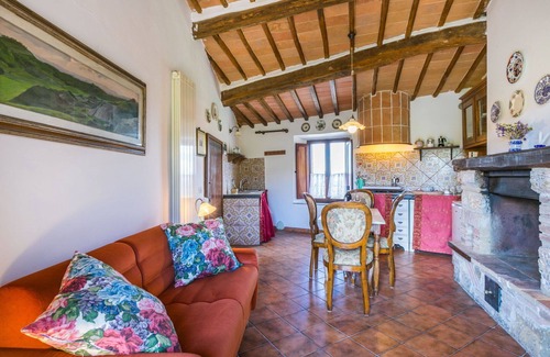 Casciano di Murlo Apartment | Lovely apartment for 2 people with WIFI, TV, terrace, panoramic view and parking