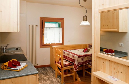 Raveo Apartment | Lovely apartment for 2 people with WIFI, TV, patio, pets allowed and parking