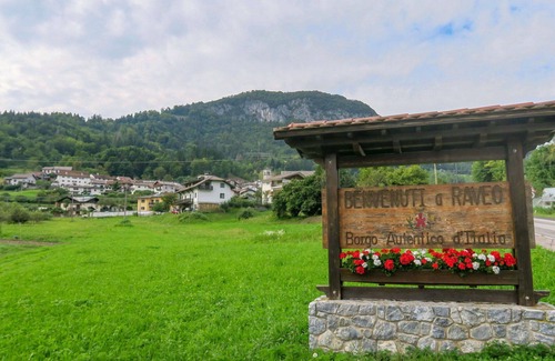 Raveo Apartment | Lovely apartment for 2 people with WIFI, TV, patio, pets allowed and parking