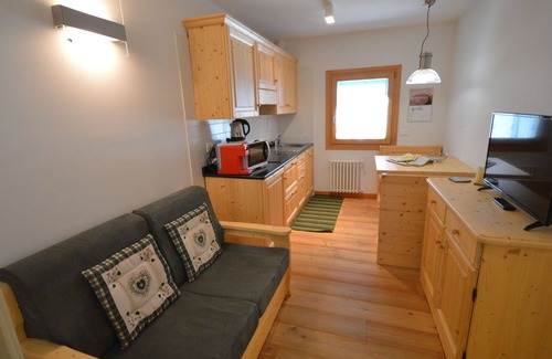 Raveo Apartment | Lovely apartment for 3 guests with WIFI, TV, patio, pets allowed and parking