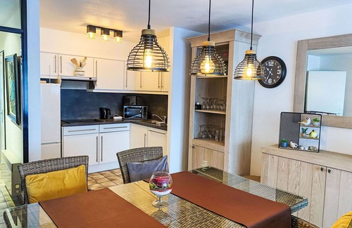 Bredene Apartment | Lovely apartment for 4 guests with WIFI, TV, balcony and pets allowed