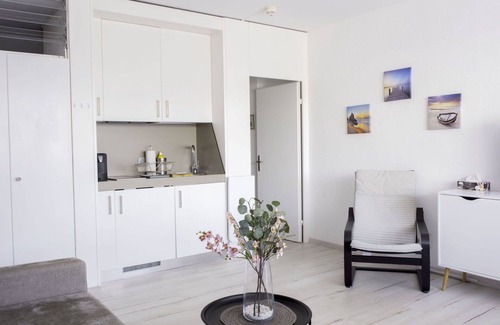 Bissone Apartment | Lovely apartment for 4 guests with WIFI, pool, A/C, TV, balcony, panoramic view and parking