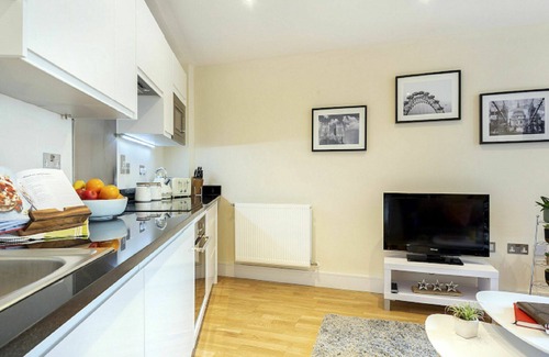 Limehouse Apartment | Lovely apartment for 4 people with WIFI, TV and balcony