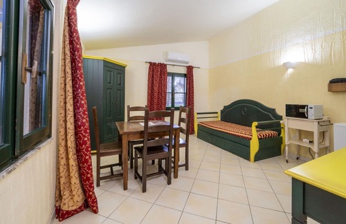 Arborea Apartment | Lovely apartment for 4 guests with pool, WIFI, A/C, TV, pets allowed and parking