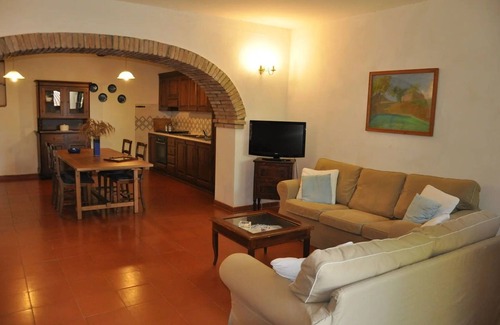 Il Poggio Apartment | Lovely apartment for 4 guests with pool, WIFI, TV, pets allowed, panoramic view and parking