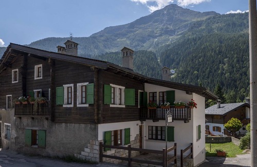 Macugnaga Apartment | Lovely apartment for 4 people with TV, balcony, pets allowed, panoramic view and parking
