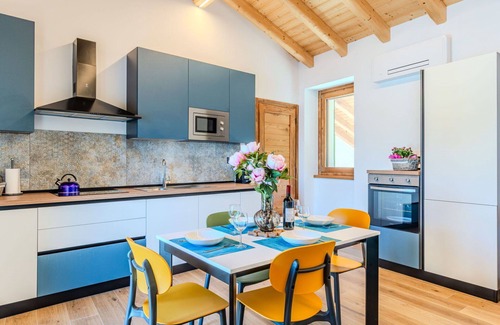 Verceia Apartment | Lovely apartment for 4 guests with WIFI, A/C, TV, balcony and parking