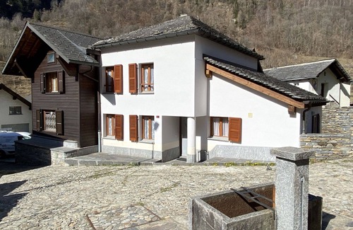 Augio Apartment | Lovely apartment for 4 people with WIFI, TV, patio, pets allowed, panoramic view and parking