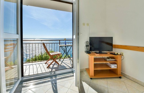 Tribanj Apartment | Lovely apartment for 4 people with WIFI, A/C, TV, terrace and parking