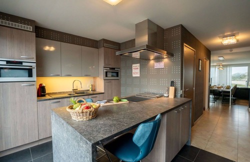 Bredene Apartment | Lovely apartment for 6 guests with WIFI, TV, terrace and parking