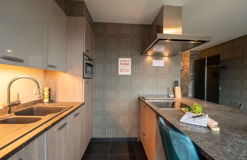 Bredene Apartment | Lovely apartment for 6 guests with WIFI, TV, terrace and parking