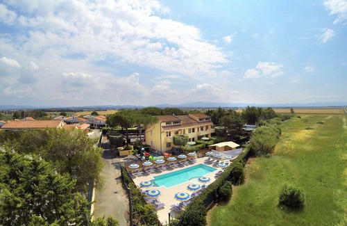 Marina di Cecina Apartment | Lovely apartment for 6 people with pool, WIFI, A/C, TV, patio, pets allowed and parking