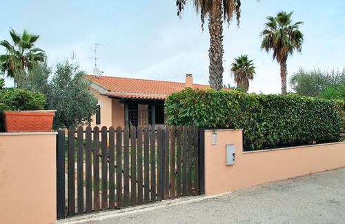 Fondi Apartment | Lovely apartment for 6 people with WIFI, A/C, TV, terrace, pets allowed and parking