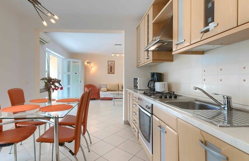 Debeljuhi Apartment | Lovely apartment for 8 people with WIFI, pool, A/C, TV, terrace and parking