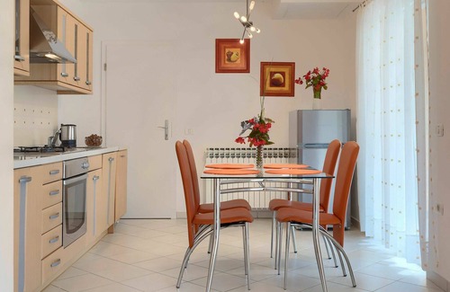 Debeljuhi Apartment | Lovely apartment for 8 people with WIFI, pool, A/C, TV, terrace and parking