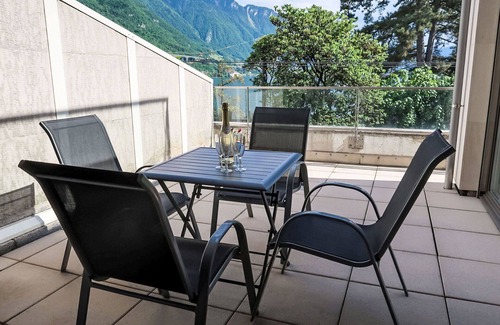 Montreux Apartment | Lovely apartment for 2 guests with A/C, WIFI, pool, TV, terrace and panoramic view