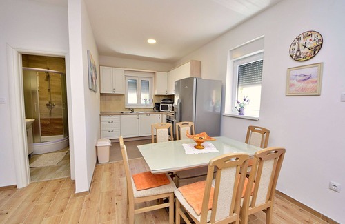 Dusina Apartment | Lovely apartment for 8 guests with private pool, WIFI, A/C, TV, terrace and parking