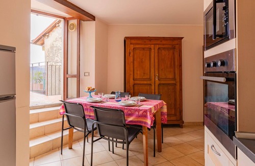 Maccagno Apartment | Lovely apartment for 5 guests with TV, terrace, pets allowed and parking