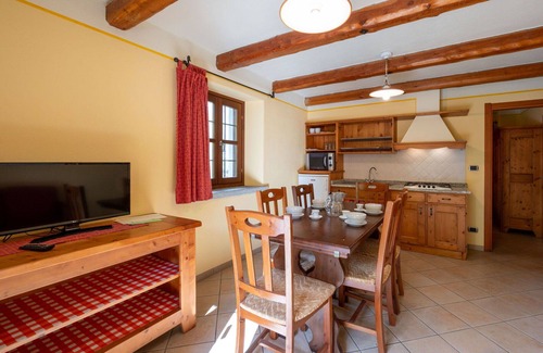 Sampeyre Apartment | Lovely apartment for 4 people with WIFI, pool, TV, terrace and parking