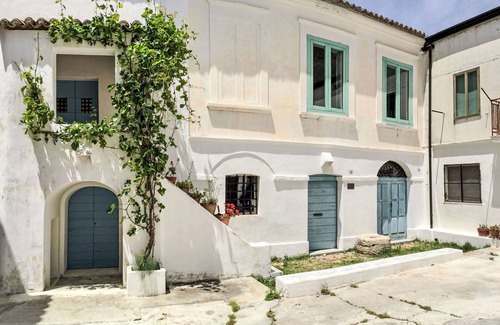 Strongoli Apartment | Lovely apartment for 7 guests with WIFI, patio and pets allowed