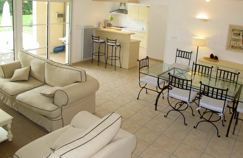 Pont-de-Larn House | Lovely apartment in villa for 8 guests with private pool, TV, terrace and pets allowed
