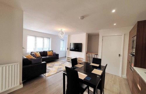Chesterfield Apartment | Lovely apartment close 2 City Center &Rail Station