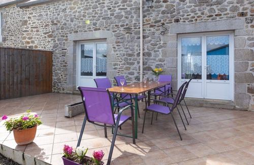 Saint-Meloir-des-Ondes Villa | Lovely apartment in villa for 4 guests with WIFI, TV, terrace and parking
