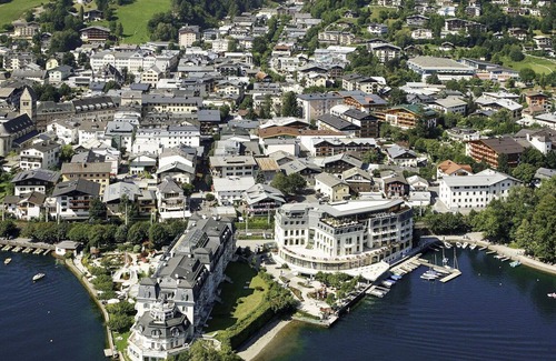 Taxenbach Villa | Lovely apartment in villa for 12 people with WIFI, pool, TV, patio and parking