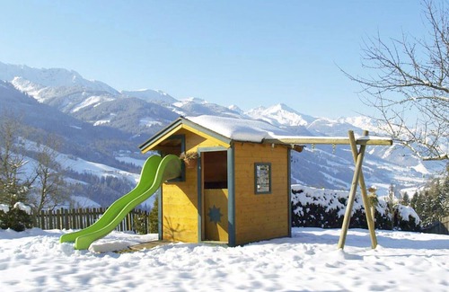 Taxenbach Villa | Lovely apartment in villa for 12 people with WIFI, pool, TV, patio and parking