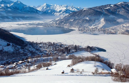 Taxenbach Villa | Lovely apartment in villa for 12 people with WIFI, pool, TV, patio and parking