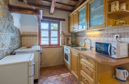 Gologorica Apartment | Lovely apartment in Cerovlje with WiFi