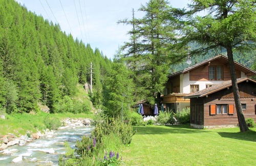 Saas-Balen House | Lovely apartment in villa for 4 guests with WIFI, TV, patio, pets allowed and parking
