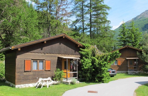 Saas-Balen House | Lovely apartment in villa for 4 guests with WIFI, TV, patio, pets allowed and parking