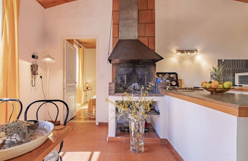 Puimichel Villa | Lovely apartment in villa for 2 people with WIFI, patio, pets allowed, panoramic view and parking