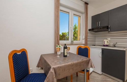 Bratus Apartment | Lovely apartment in Krvavica with WiFi