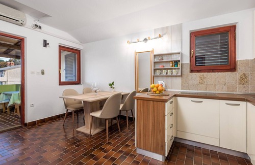 Supetarska Draga Apartment | Lovely apartment in Rab with kitchen